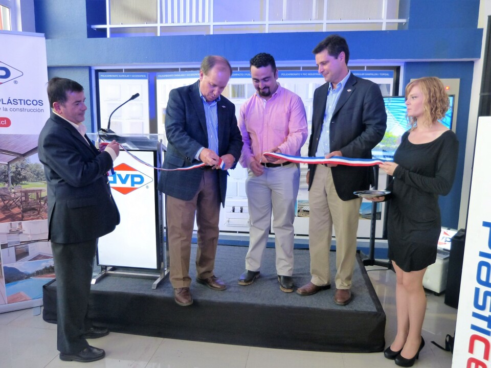 Javier De Vicente, director de DVP; Francisco Oyaneder, jefe sucursal DVP Puerto Montt; y Ricardo Merino, gerente general de DVP, inauguran la nueva sucursal. Foto: Loreto Appel, Salmonexpert.