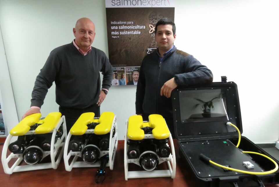 Hans Schmitz y Tomás Bravo, de Tech Stream, con equipos ROV Kraken. Foto: Jonathan Garcés, Salmonexpert.