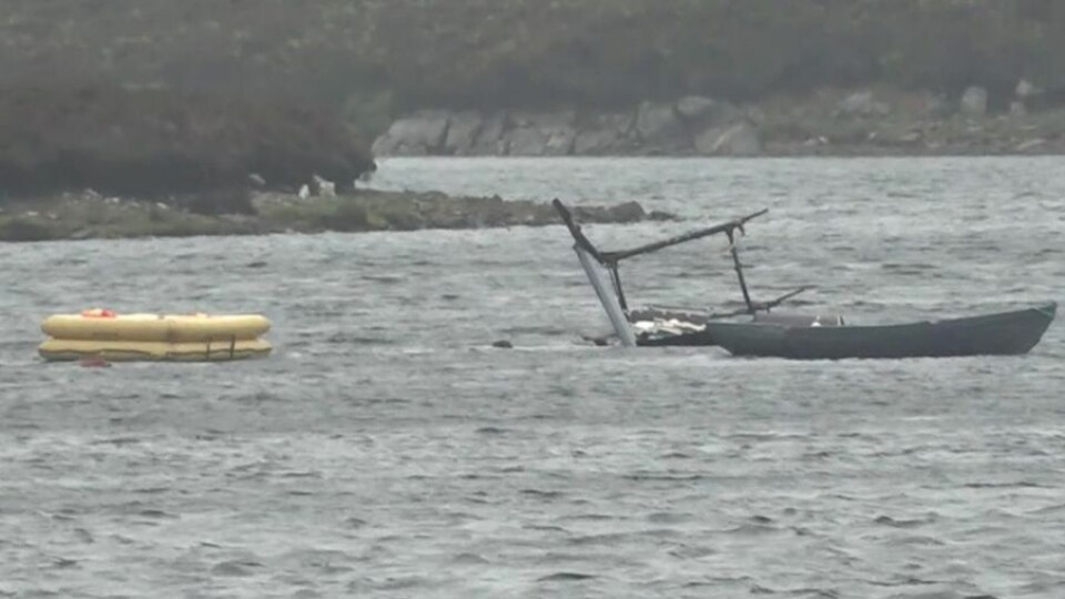 El helicóptero podía verse al revés y parcialmente sumergido en el lago. Foto: BBC.
