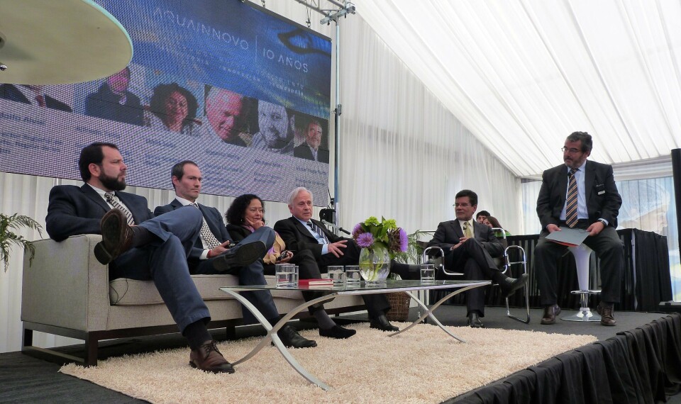 Michael Adler, director técnico de BioMar Chile; Alfredo Tello, gerente general del Instituto Tecnológico del Salmón (Intesal) de Salmonchile; Doris Soto, senior scientist del Centro Interdisciplinario para la Investigación Acuícola (Incar); Roberto Neira, decano de la Facultad de Ciencias Agronómicas de la Universidad de Chile; Adolfo Alvial director de Corfo Los Lagos; y Víctor Hugo Puchi, presidente de Empresas AquaChile. Foto: Loreto Appel, Salmonexpert.