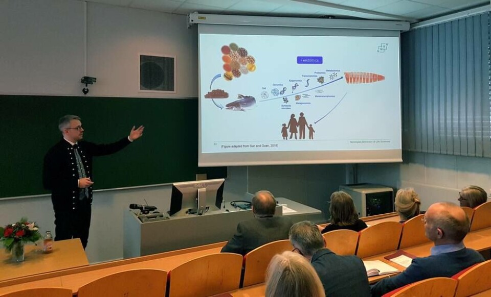Rúni Weihe defendiendo su tesis doctoral en la Universidad Noruega de Ciencias de la Vida. Foto: Bakkafrost.