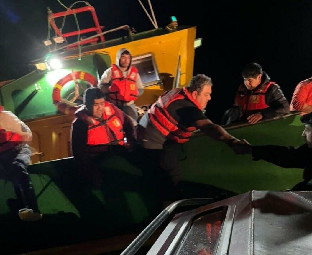 Rescate a tripulantes de la lancha colisionada. Foto: Directemar. Rescate a tripulantes de la lancha colisionada. Foto: Directemar.