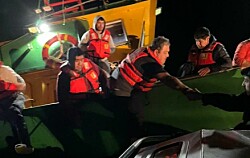 Evacúan a tripulantes de embarcación que colisionó con motonave