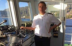 La experiencia de una Capitana chilena al mando de gran barcaza salmonicultora