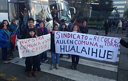 Ex trabajadores de salmonicultoras de Hualaihué llegan a Puerto Montt