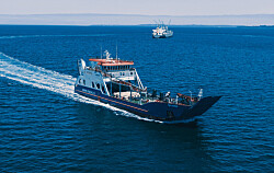 Lanzan nueva barcaza multipropósito  para la cosecha de salmones en Magallanes