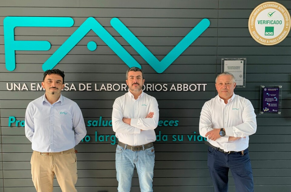 A la izquierda Juan Gatica, al centro Rodrigo Alarcón y a la derecha Esteban Wojciechowski, gerente Comercial de FAV. Foto: FAV.
