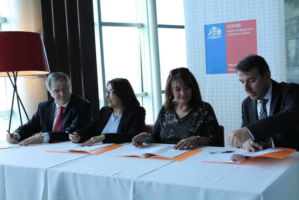 De izquierda a derecha: Drago Covacich, Marisol Andrade y Beatriz Sánchez. Foto: Asociación de Salmonicultores Magallanes.