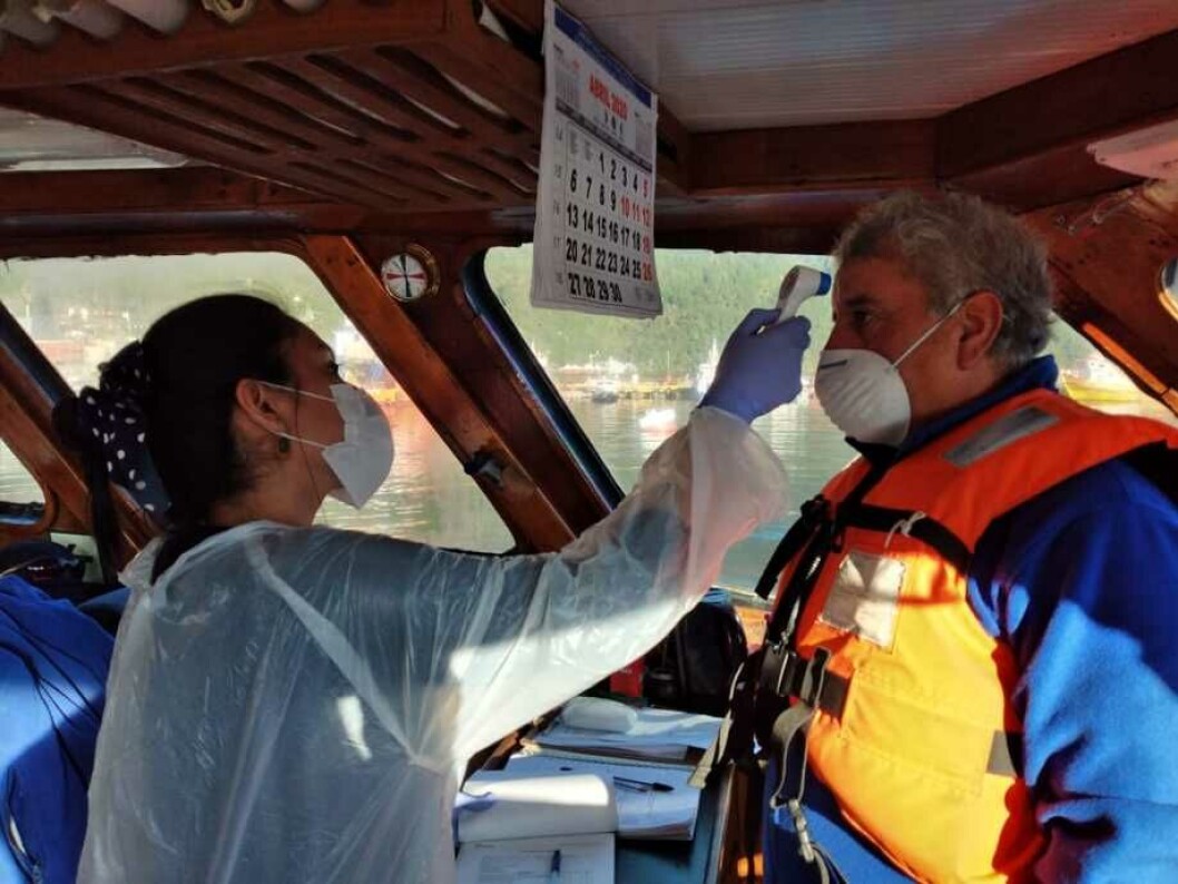Estrictos protocolos de seguridad y traslado del personal hacia Aysén exclusivamente por vía marítima, han sido parte de las acciones implementadas por empresas. Foto: Archivo Salmonexpert. Estrictos protocolos de seguridad y traslado del personal hacia Aysén exclusivamente por vía marítima, han sido parte de las acciones implementadas por empresas. Foto: Archivo Salmonexpert.