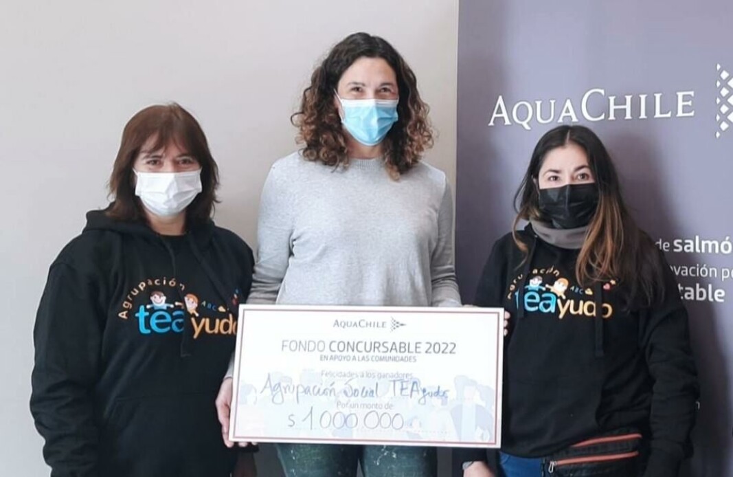 Romina Bissett, encargada de Comunidades de AquaChile y representantes de la Agrupación Social TEAyudo. Romina Bissett, encargada de Comunidades de AquaChile y representantes de la Agrupación Social TEAyudo.
