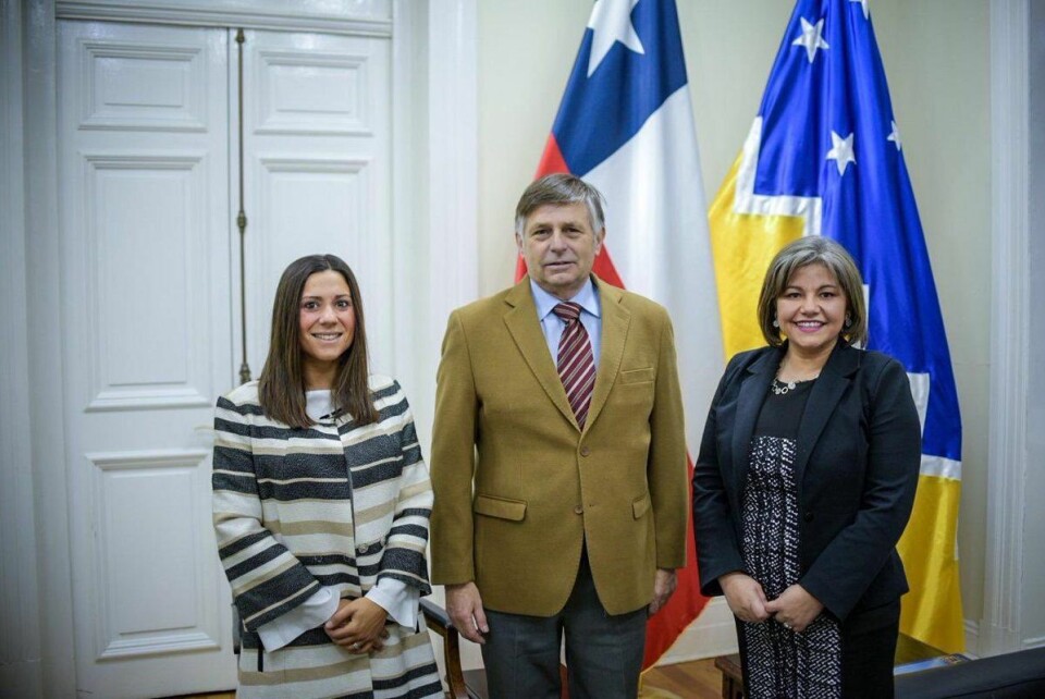 La directora zonal Magallanes de Subpesca (a la derecha) se reunió el lunes con el intendente regional José Fernández (al centro) y la Seremi de Economía Natalia Easton (a la izquierda). Foto: Subpesca.
