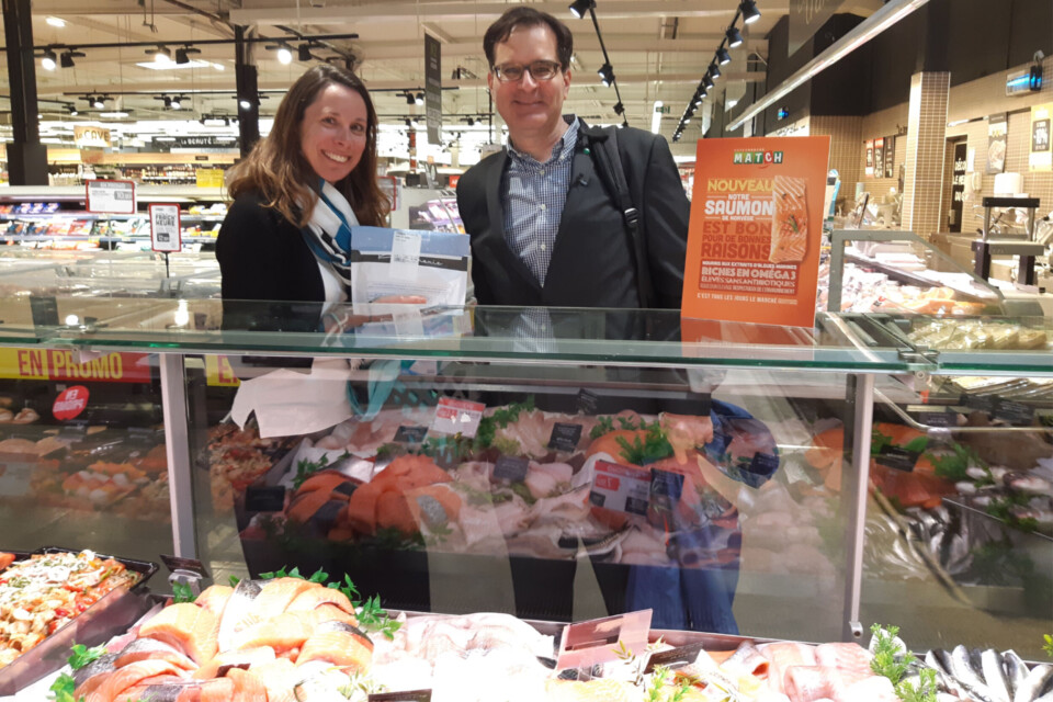 El director ejecutivo de Veramaris, Karim Kurmaly, en una de las tiendas que venden salmón alimentado con aceite de algas de su compañía. Foto: Veramaris.