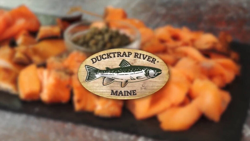 El salmón ahumado de Ducktrap River se procesa en Maine, pero no es originario del Estado. El salmón ahumado de Ducktrap River se procesa en Maine, pero no es originario del Estado.