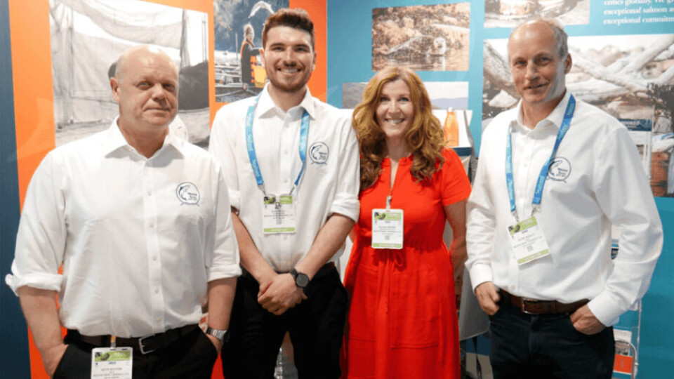 El gerente general de Wester Ross, Gilpin Bradley, a la derecha, en el stand de Wester Ross en la Seafood Expo Global en Barcelona a principios de este mes. Foto: FFE.