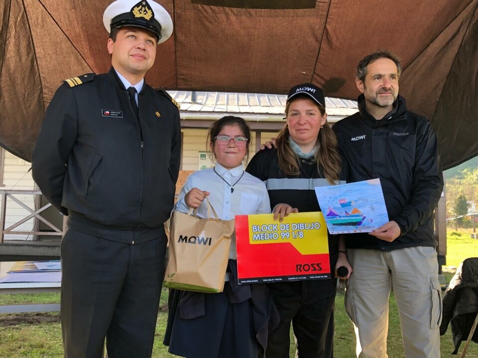 Representantes de Mowi, Capitanía de Puerto de Calbuco y alumna. Foto: Mowi.
