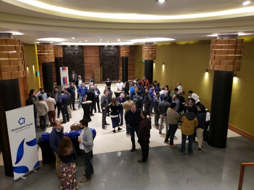 El manual de uso interno lanzado en un evento interno de la empresa en Puerto Varas, estandariza y documenta prácticas de alimentación. Imagen: Multiexport Foods.