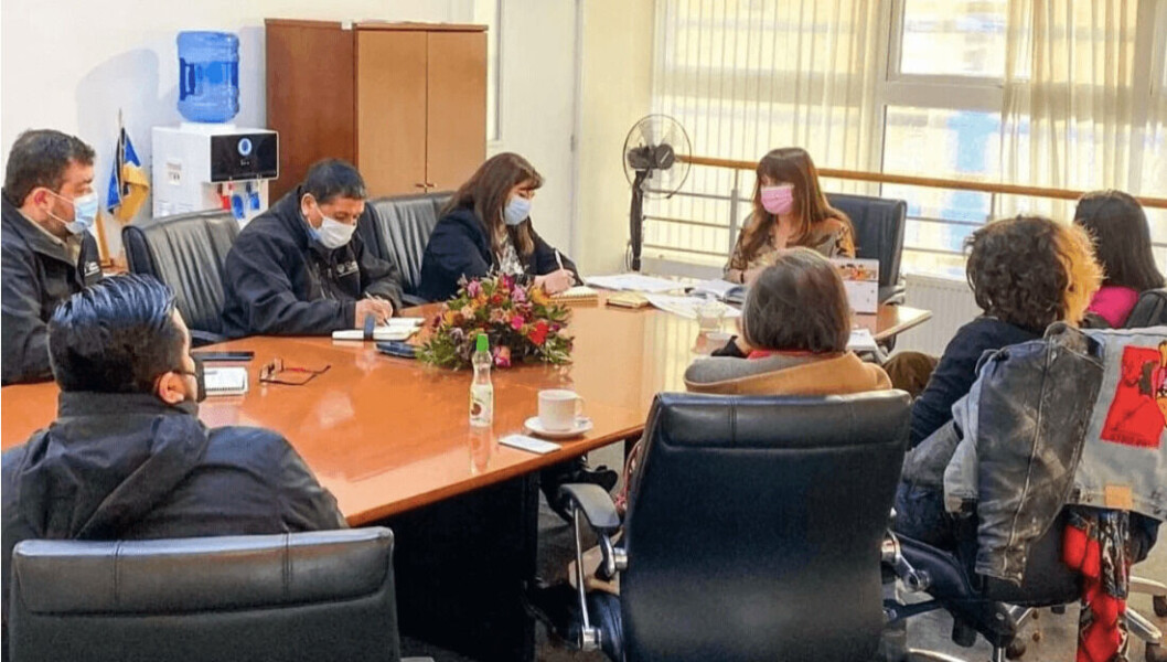 La municipalidad y una organización ciudadana acordaron trabajar sobre el uso del borde costero. Foto: Municipalidad de Natales. La municipalidad y una organización ciudadana acordaron trabajar sobre el uso del borde costero. Foto: Municipalidad de Natales.