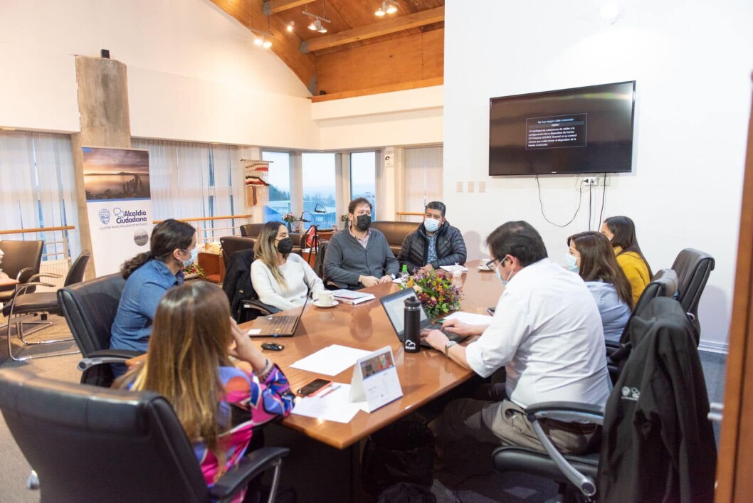 El impacto laboral, social y en el medioambiente de la planta de proceso de salmones de Dumestre fue el tema principal en el encuentro. Foto: Municipalidad de Natales. El impacto laboral, social y en el medioambiente de la planta de proceso de salmones de Dumestre fue el tema principal en el encuentro. Foto: Municipalidad de Natales.
