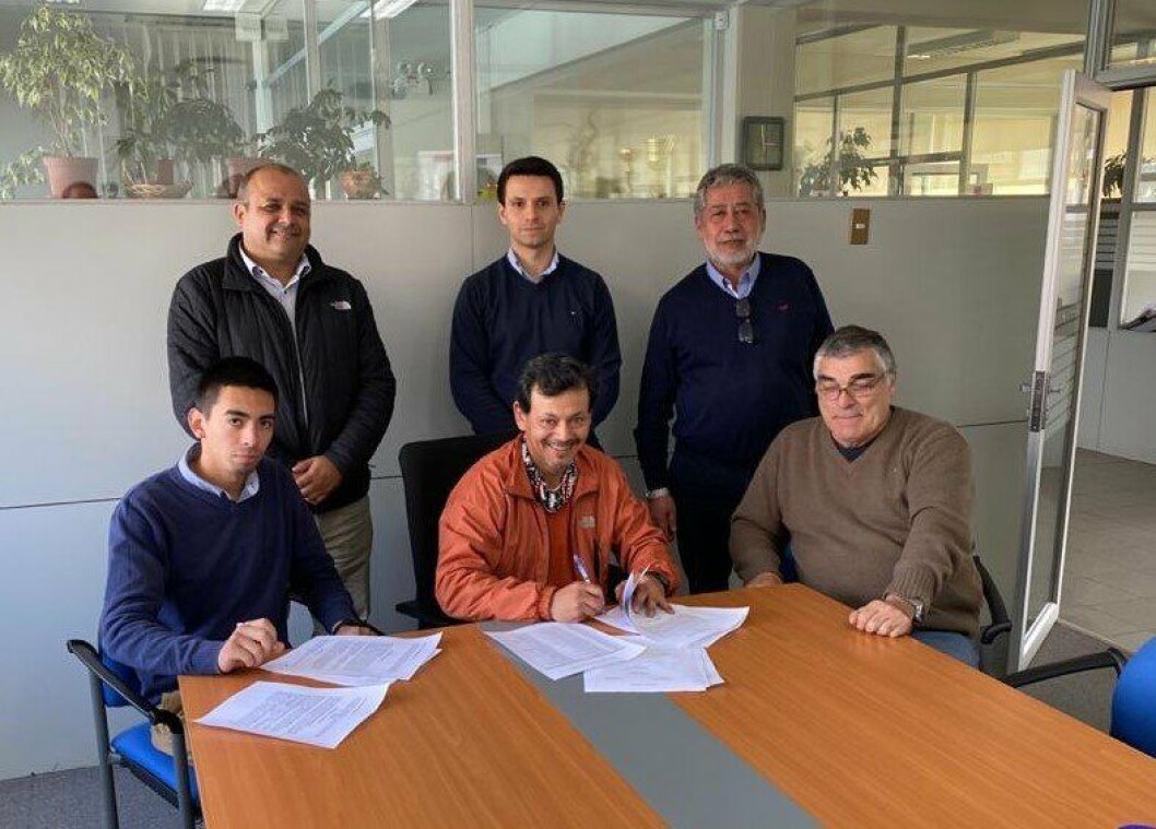 Momento de la firma del acuerdo colectivo entre Naviera Austral y su sindicato de trabajadores embarcados. Imagen: Naviera Austral. Momento de la firma del acuerdo colectivo entre Naviera Austral y su sindicato de trabajadores embarcados. Imagen: Naviera Austral.