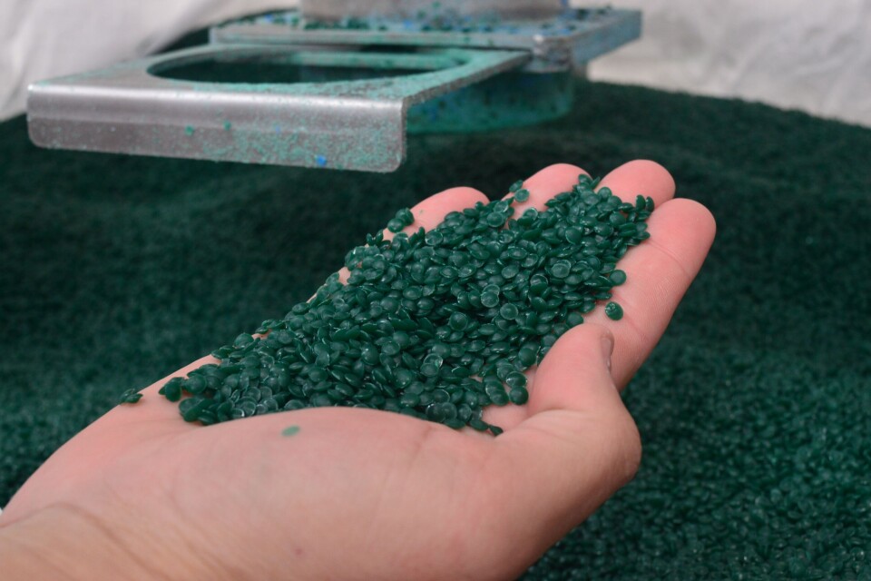 Pellets obtenidos luego del tratamiento del plástico descartado por las productoras. Foto: Greenspot.