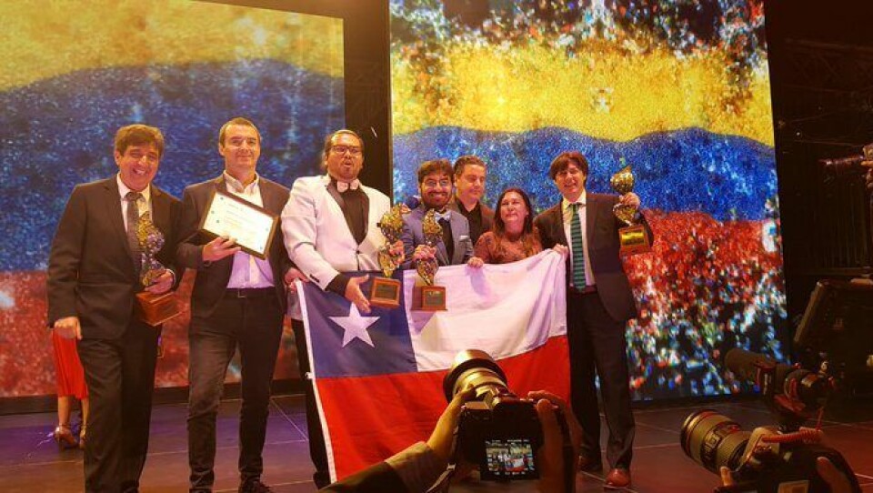 Representantes de Atando Cabos recibiendo los premios verdes entregados en Guayaquil. Foto: Redes sociales de Michel Compagnon.