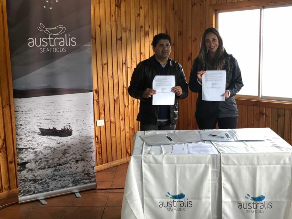 Sigifredo Sánchez y Josefina Moreno en firma de acuerdo. Imagen: Australis.