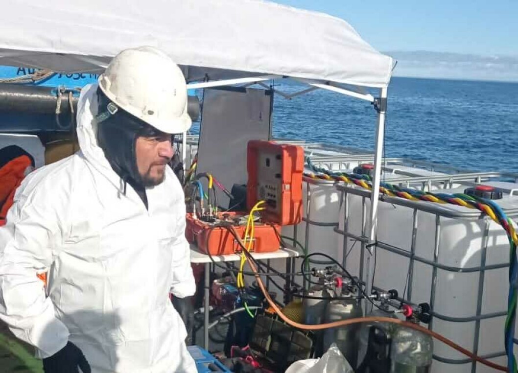 Labores de extracción de combustible desde la motonave Don Julián. Foto: Armada. Labores de extracción de combustible desde la motonave Don Julián. Foto: Armada.