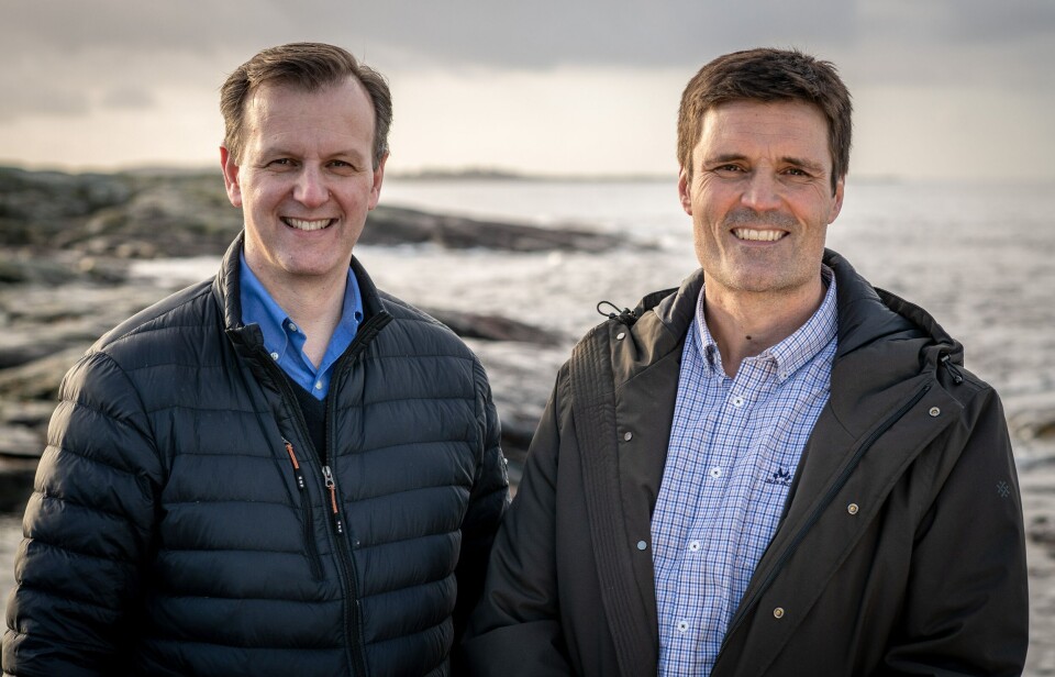 Fredrik Witte (izquierda), director ejecutivo de Cargill Aqua Nutrition, en el mar del Norte, y Erlend Sødal, de Skretting Noruega. Foto: Leif Kjetil Skjæveland.