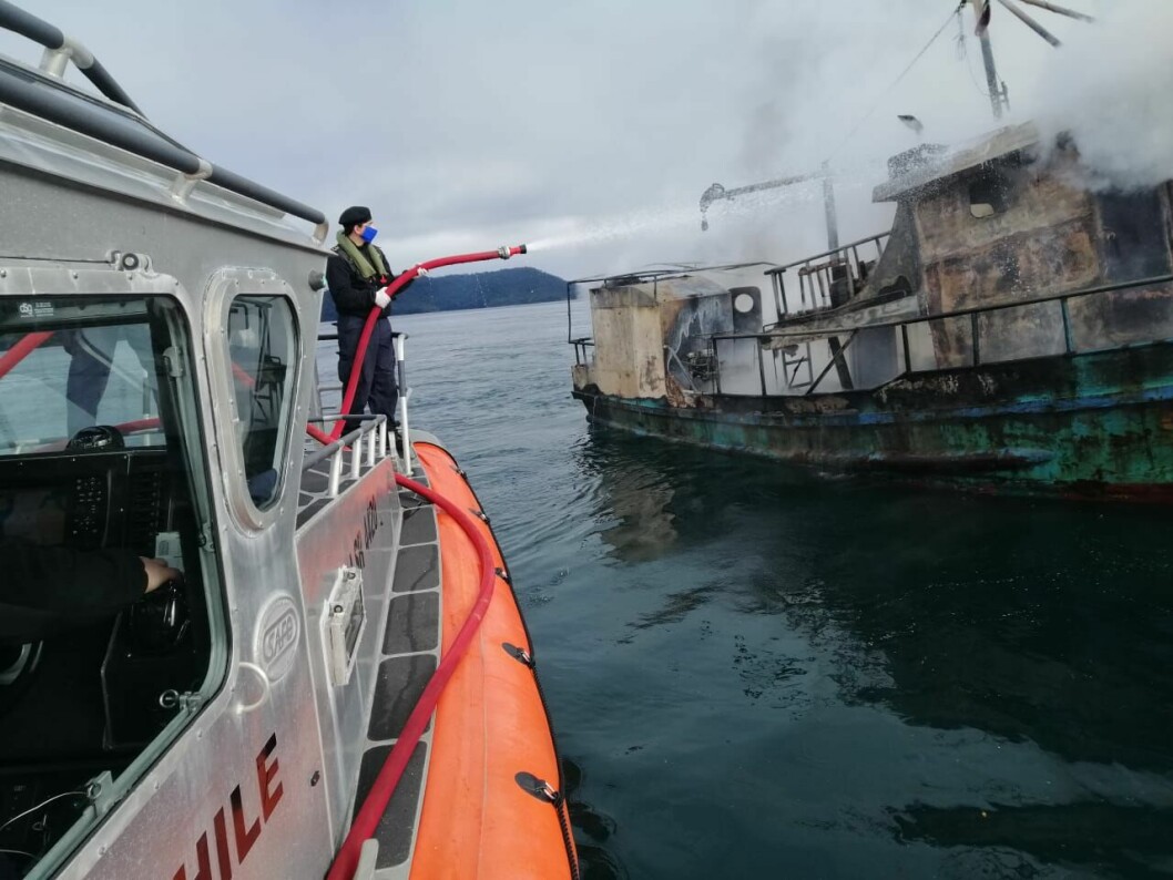 Autoridad Marítima extinguiendo incendio de embarcación. Foto: Armada de Chile.