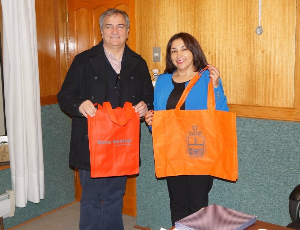 Drago Covacich M., Gerente Magallanes de Nova Austral junto a Marisol Andrade, Alcaldesa de Porvenir. Foto: Nova Austral