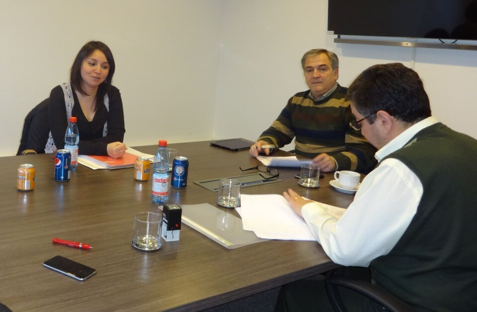 Firma de acuerdo. Foto: Nova Austral.