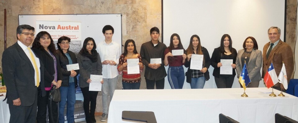 Jóvenes becados, alcaldesa de Porvenir y gerente Magallanes Nova Austral. Foto: Nova Austral.