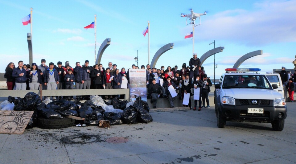 Estudiantes de escuelas y del liceo de Porvenir participaron en esta limpieza de playas. Foto: Nova Austral.