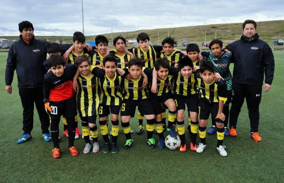El aporte servirá para la participación en diversas competencias de la Asociación de Fútbol de Porvenir. Foto: Nova Austral.