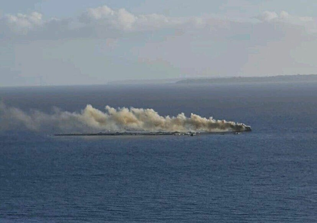 Gran incendio en pontón de Salmones Austral. Foto: Reinaldo Vidal.