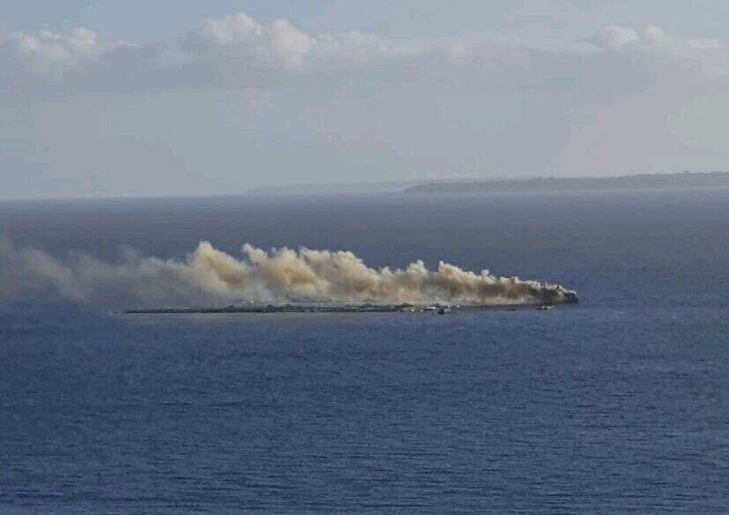 Gran incendio en pontón de Salmones Austral. Foto: Reinaldo Vidal. Gran incendio en pontón de Salmones Austral. Foto: Reinaldo Vidal.