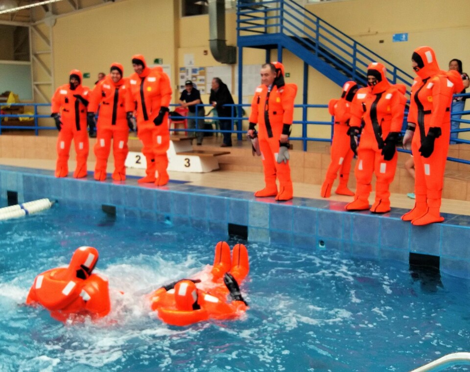 Capacitación sobre uso de trajes de inmersión. Imagen: Nova Austral.
