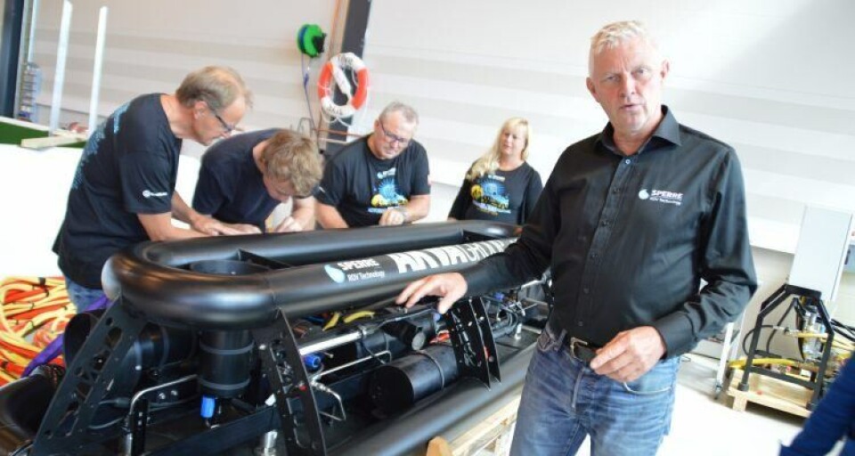 Thor Olav Sperre muestra esta máquina única, que puede ser montada sobre ROVs para reparar redes. Foto: Gustav-Erik Blaalid.