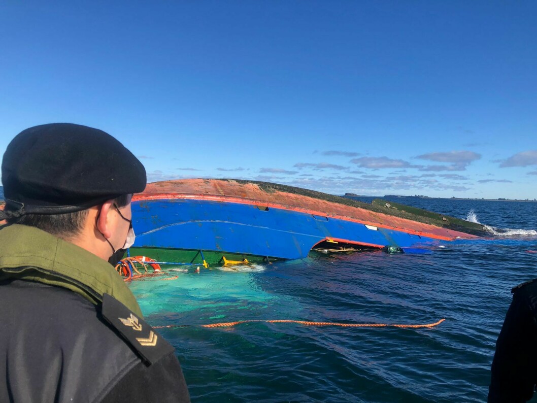 Autoridad Marítima fiscalizando motonave hundida Don Julián. Foto: Armada.