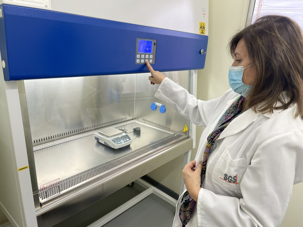 La subgerente de laboratorios de SGS, Hannelore Valentín, mostró a Salmonexpert las nuevas dependencias en la región de Magallanes. Foto: Salmonexpert. La subgerente de laboratorios de SGS, Hannelore Valentín, mostró a Salmonexpert las nuevas dependencias en la región de Magallanes. Foto: Salmonexpert.