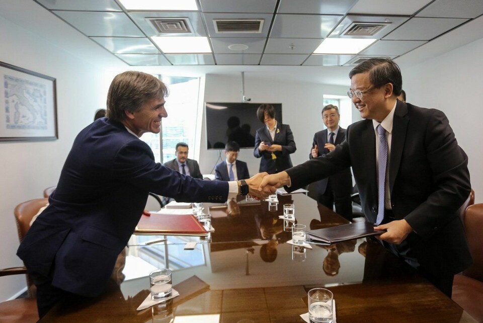 El ministro de Economía, José Ramón Valente y el ministro de Aduanas de la República Popular China, Ni Yuefeng. Foto: Sernapesca.