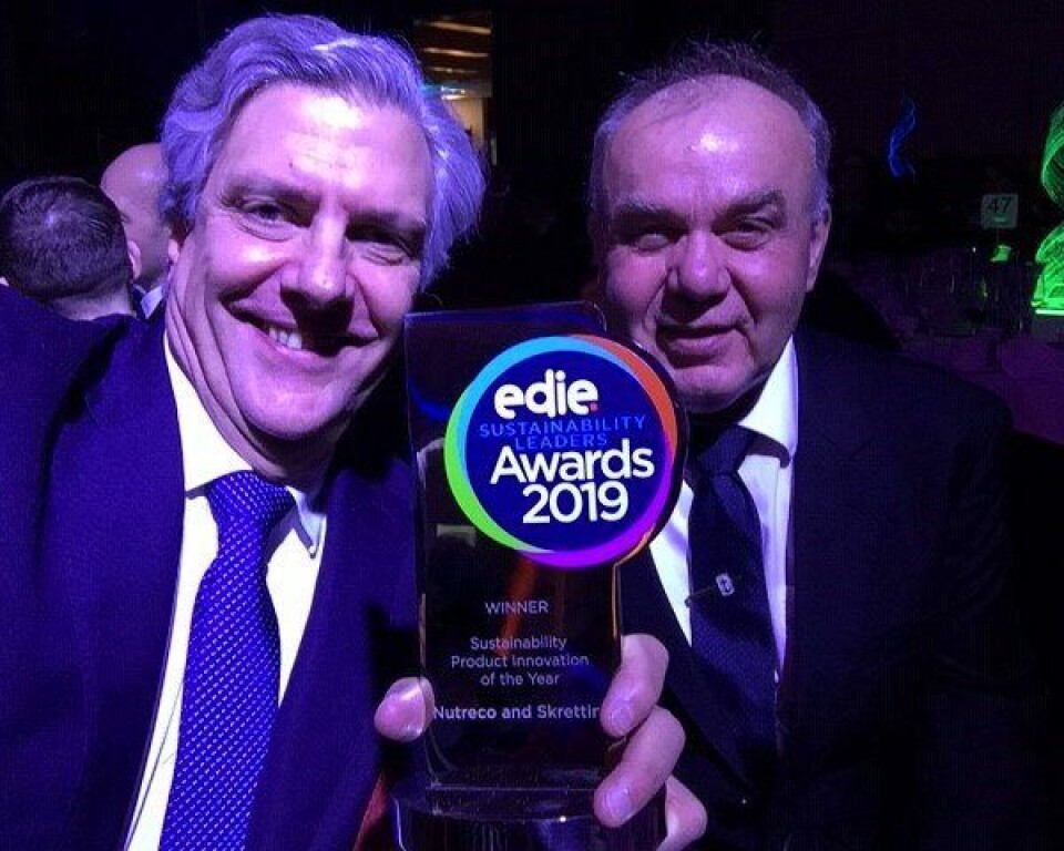 José Villalón, director de Sustentabilidad de Nutreco, y Trygve Berg Lea, gerente de Sustentabilidad de Skretting, recibieron el premio en Londres. Foto: Skretting.