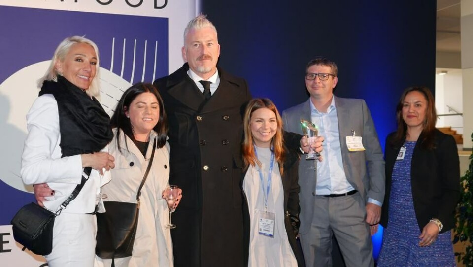 El copropietario de St. James Smokehouse, Brendan Maher (al centro), recoge el premio en Bruselas. Foto: Fishfarmingexpert.