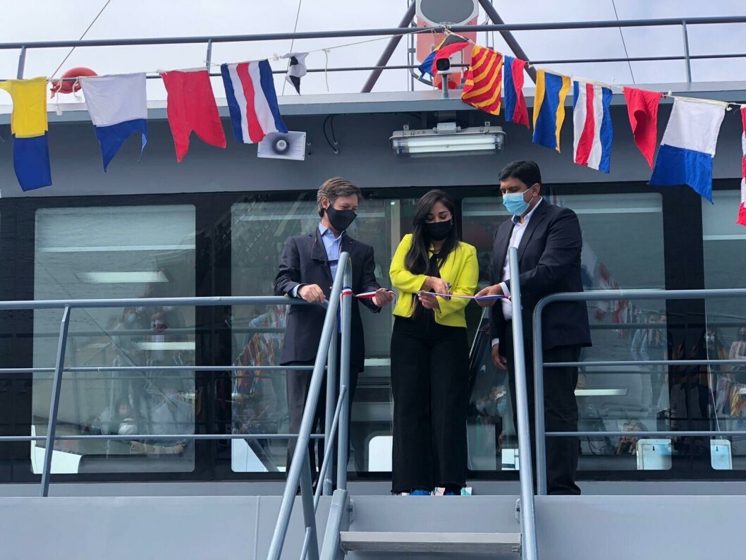 José Luis Vial, gerente general de Ventisqueros; Javiera Landa, jefe de Auditoría Interna; y Sergio Vargas, gerente de Operaciones, inaugurando el nuevo pontón. Foto: Ventisqueros. José Luis Vial, gerente general de Ventisqueros; Javiera Landa, jefe de Auditoría Interna; y Sergio Vargas, gerente de Operaciones, inaugurando el nuevo pontón. Foto: Ventisqueros.