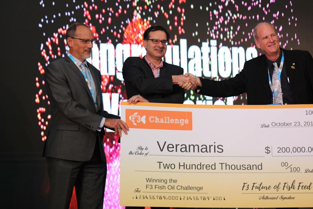 Michael Tlusty, Juez F3 y Profesor Asociado de la Universidad de Massachusetts (izquierda), CEO de Veramaris Karim Kurmaly (centro) y Kevin Fitzsimmons, Presidente y Juez del F3 Fish Oil Challenge (derecha). Foto: F3. Michael Tlusty, Juez F3 y Profesor Asociado de la Universidad de Massachusetts (izquierda), CEO de Veramaris Karim Kurmaly (centro) y Kevin Fitzsimmons, Presidente y Juez del F3 Fish Oil Challenge (derecha). Foto: F3.