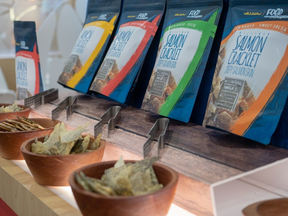 Los snacks de piel de salmón horneada de Williwaw Foods se ofrecen en cuatro variedades: ahumado, paprika picante, salsa dulce y pesto. Imagen: Prochile.
