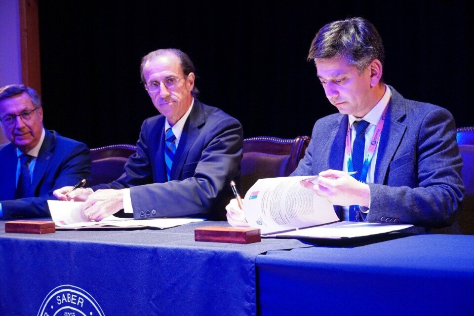 Sergio Hermosilla, Vicerrector sede De la Patagonia; Carlos Williamson, Rector de la Universidad San Sebastián; y Branny Montecinos, director regional (S) de Sernapesca Los Lagos. Foto: Sernapesca Los Lagos.