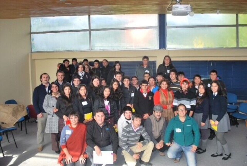 Voluntarios de SalmonChile asesoran a estudiantes en sus proyectos de emprendimiento