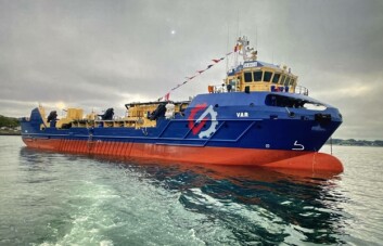 El buque Var, de la misma empresa, retirará los peces desde la nave siniestrada. Foto: Armada. El buque Var, de la misma empresa, retirará los peces desde la nave siniestrada. Foto: Armada.
