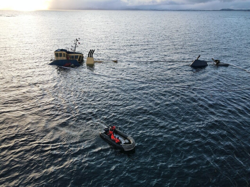 Semihundido, posado sobre una roca y ligeramente escorado permanece el wellboat de la empresa Detroit. Foto: Armada. Semihundido, posado sobre una roca y ligeramente escorado permanece el wellboat de la empresa Detroit. Foto: Armada.